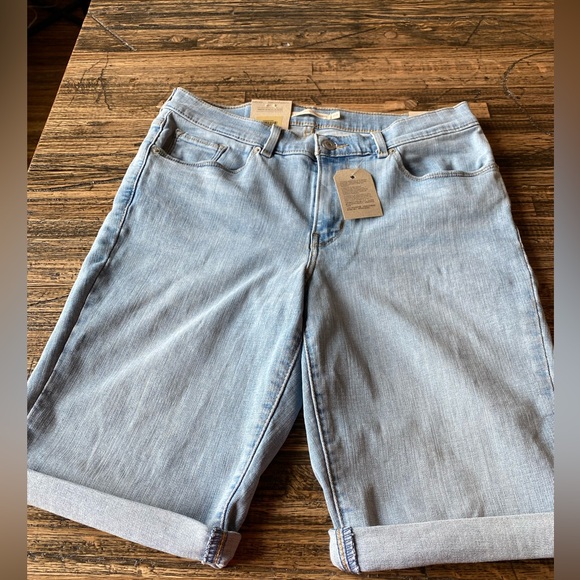 NWT. Levi's Ladies' Bermuda
Short. Size 28. - Picture 4 of 4